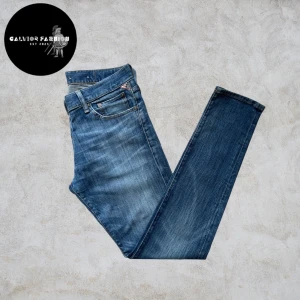 Ralph Lauren jeans - Sällsynt Ralph Lauren jeans i modell low skinny, storlek W30 L32. Klassisk mellanblå denim med lätt tvätt. Välsittande passform som framhäver silhuetten.  I mycket bra skick, knappt använda och utan märkbara slitningar.                                   ~                                                                            Nypris 1 995-3299kr, vårt pris 549 kr. Hör av dig vid frågor eller om du vill ha exakta mått. Alla följare får rabatt – så följ!