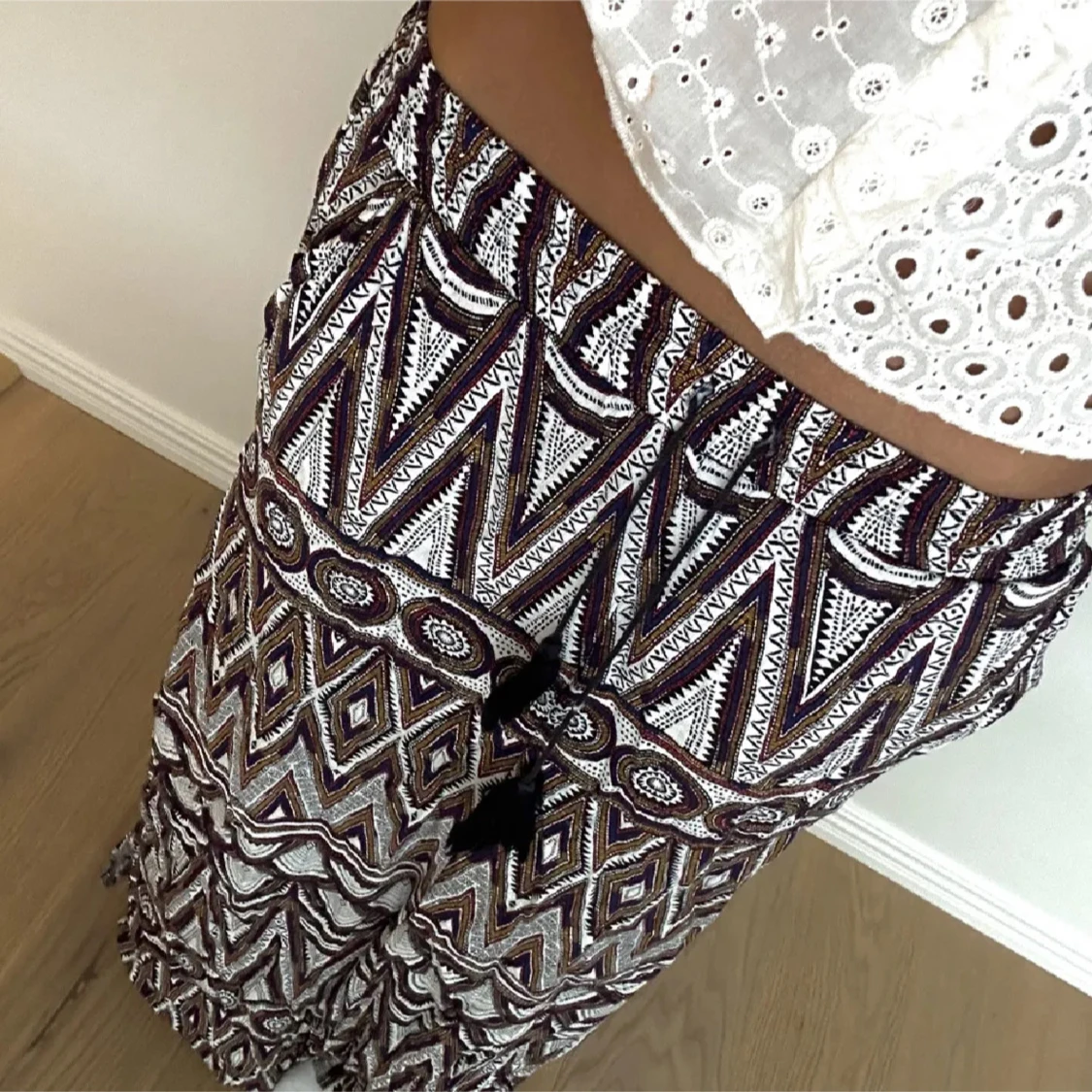 Mönstrade vida byxor med snörning