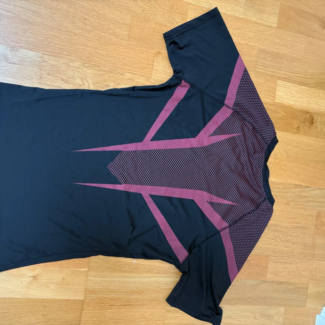 Svart och röd Gymshark t-shirt - 1