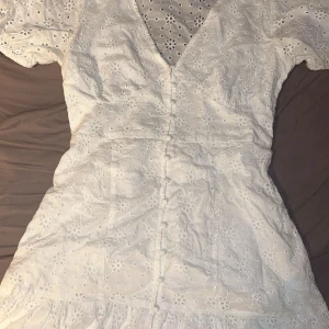 Vit Klänning från Gina Tricot - Vit Klänning från Gina Tricot i storlek Medium och går ungefär lite kortare än till knäna. Det är ett fint blommigt mönster som ni ser, så den är lite genomskinlig men knappast. Väldigt bekväm och luftig. 
