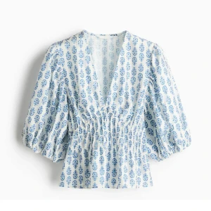 söt blus med puffärmar  - Säljer en jätte söt blus från h&m, som är slutsåld. Det är en M men passar som en S också 💞