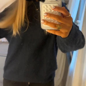 Mörkblå stickad tröja - Mörkblå stickad tröja från hm som nt säljs längre säljer den för den inte används inga defekter💙