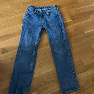 Weekday low arrow jeans - Mörkblå jeans från Weekday i modellen ”low arrow”. Storlek 24/30 (innerbensmått 76 midjemått 62.)