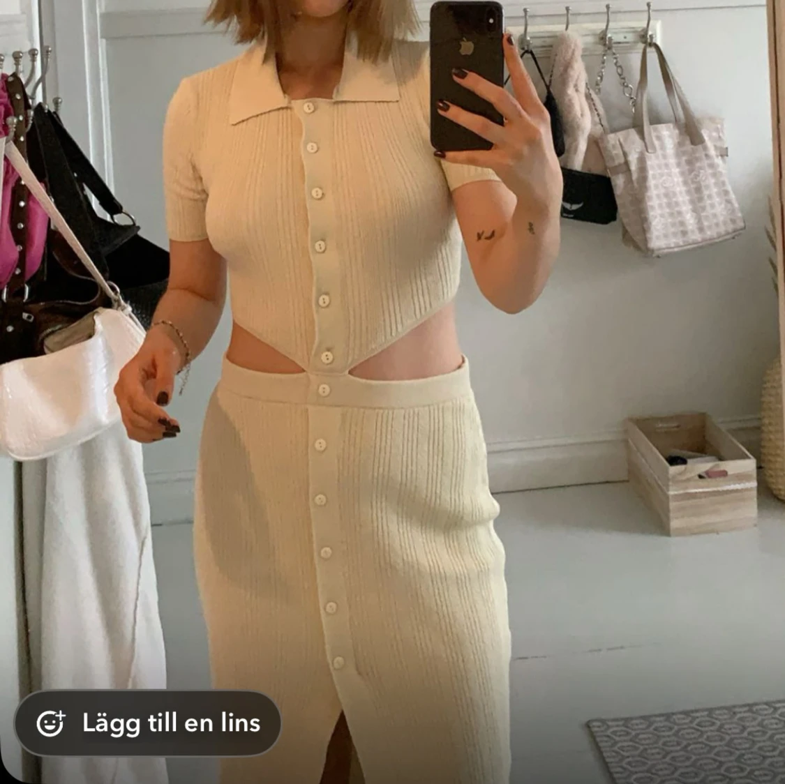 Gul ribbad klänning med cut-out, krage och öppen rygg