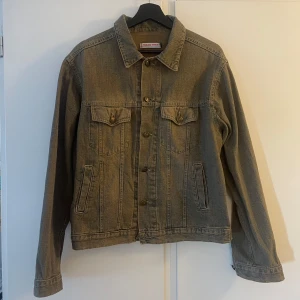 Vintage Rocco Swag Jeansjacka - Vintage jeansjacka från Rocco Swag med fet wash i herrstorlek S. Köpt second hand i Amsterdam och bra skick