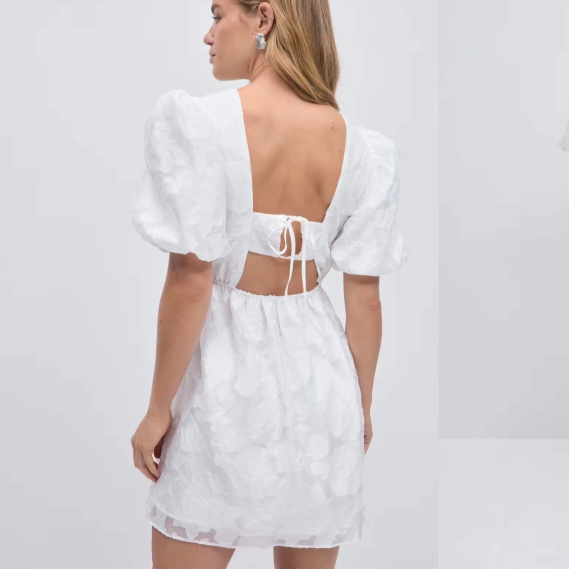 Vit studentklänning med puffärmar och öppen rygg - 1