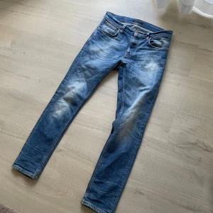 Nudie Jeans - Säljer ett par schyssta jeans från Nudie! Jeansen är o toppenskick 9/10, och inga defekter förekommer :) Storlek 31/32. Passformen är slim. Hör av dig vid intresse! 💫
