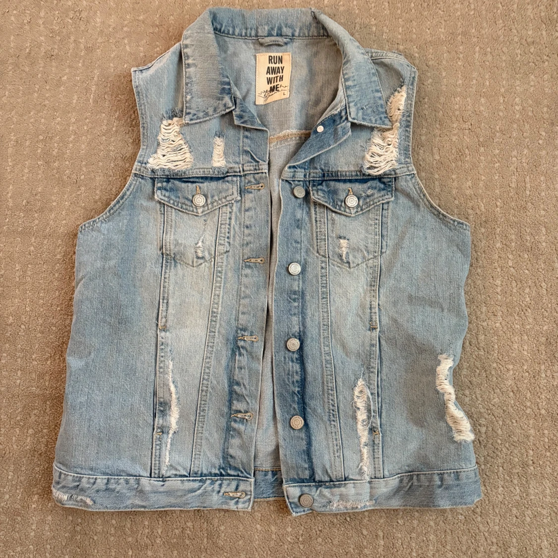 Ljusblå jeansväst med slitningar från Run Away With Me