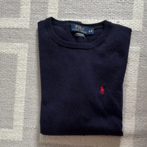 Polo Ralph Lauren tröja  - Mörkblå stickad tröja från Polo Ralph. Storlek S fast sitter som XS