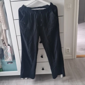 Svarta linnebyxor - Svarta linnebyxor från Lager 157 i storlek XS.  Säljer eftersom dom är för små. Bra skick! Använde mycket när jag kunde ha dom:) priset går att diskutera🥰