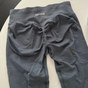 Leggings DFYNE slate grey  - Från DFYNE i färgen slate grey modellen ”Impact”. Storlek S . Formar kroppen super fint. Helt nya så aldrig använda bara testade.❤️