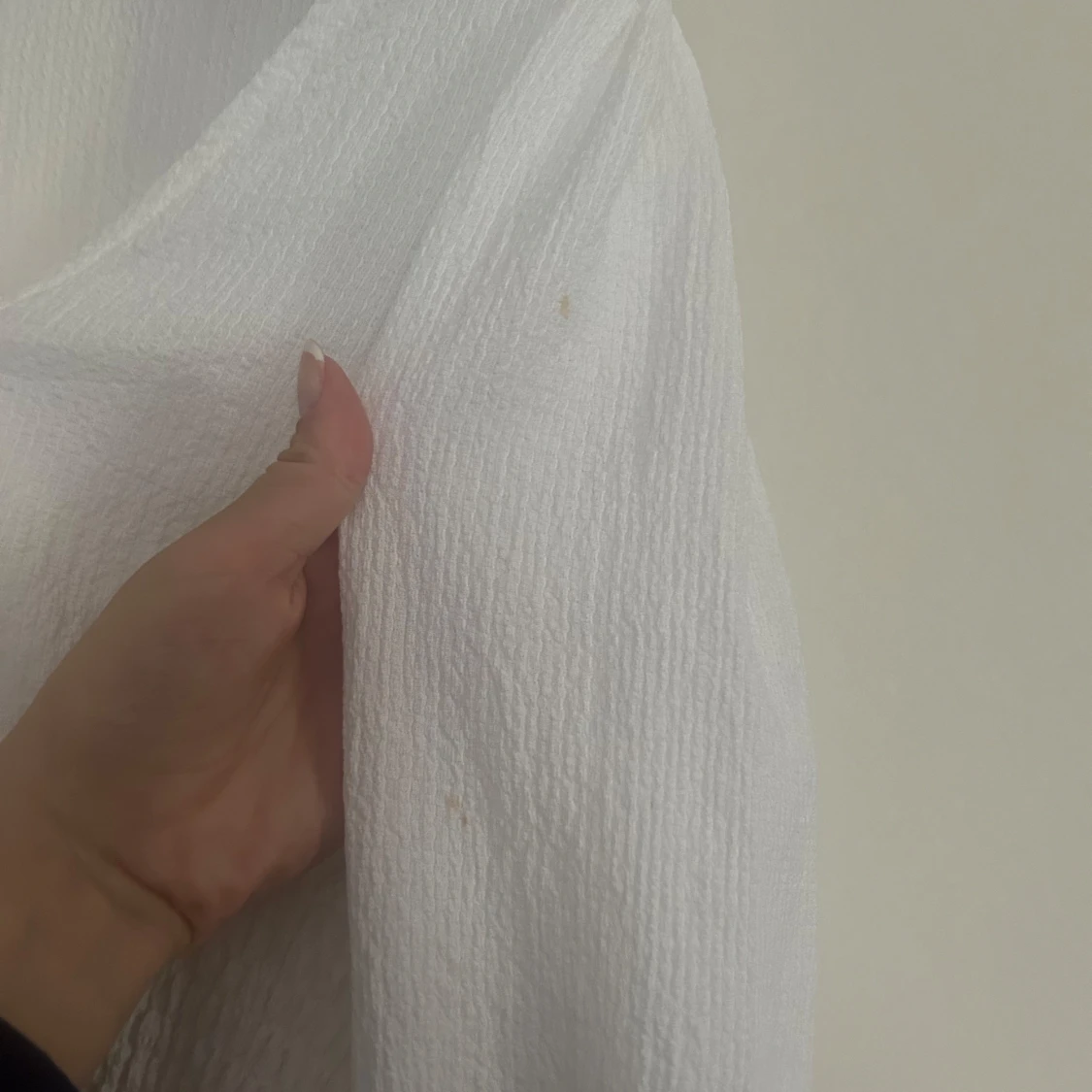 Vit blus med pärlemorknappar - 3