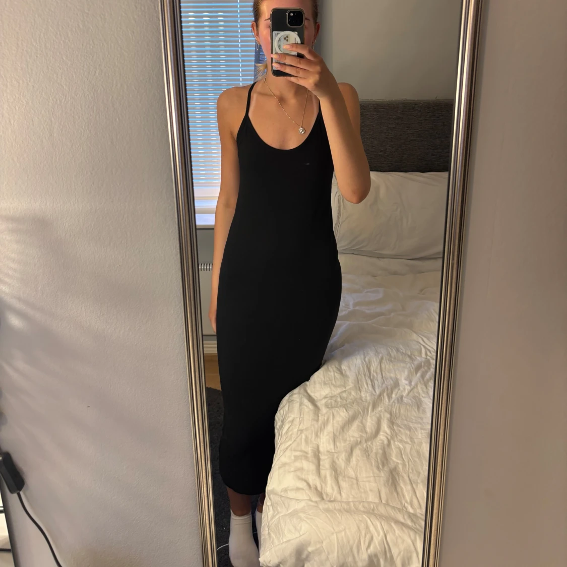 Svart långklänning med smala axelband