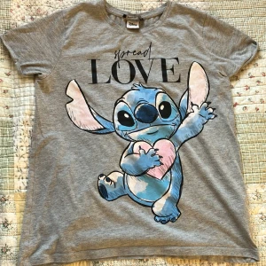 Grå Disney Stitch t-shirt från FB Sister - Grå t-shirt med stort tryck av Stitch 