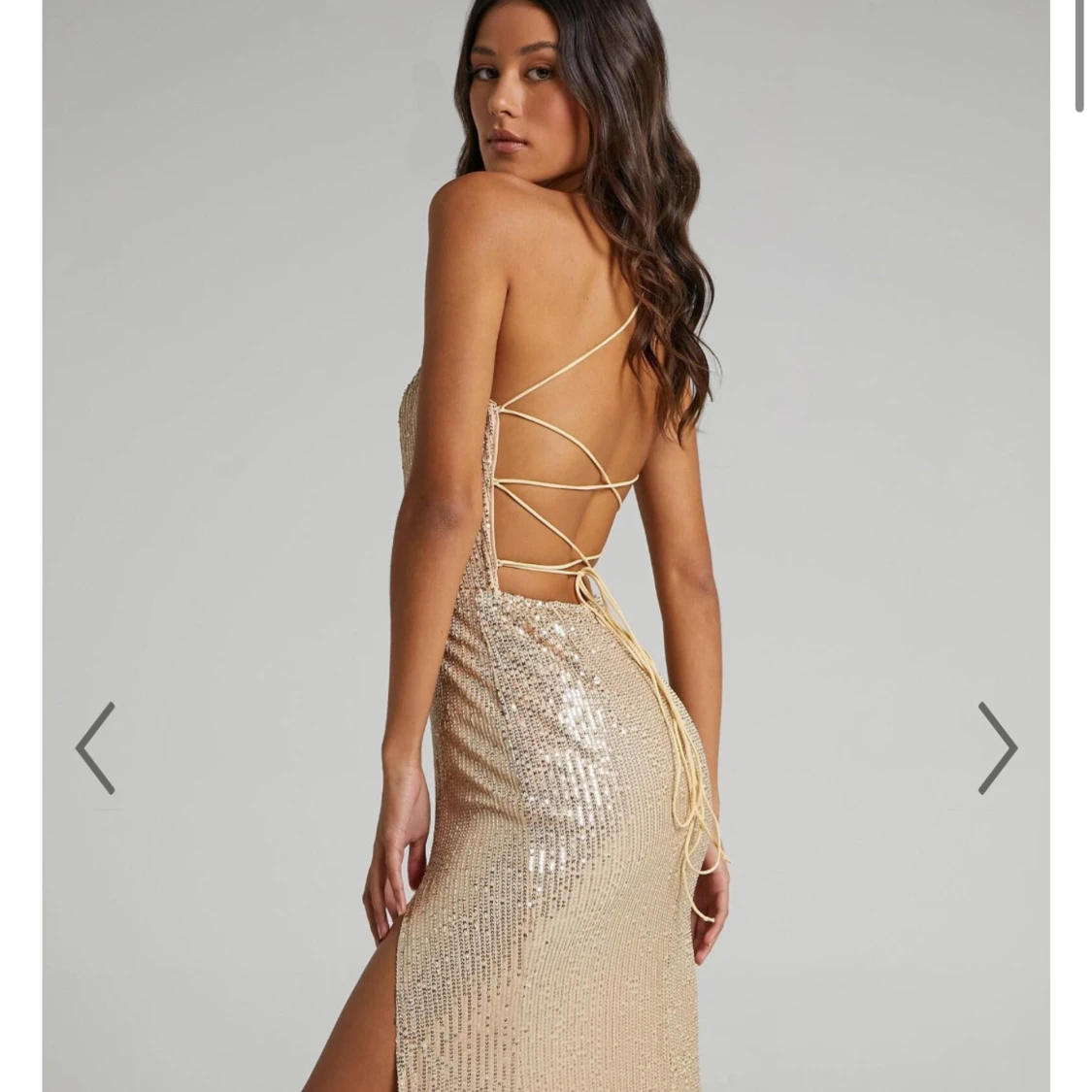 Champagnefärgad paljettklänning med slits - 1