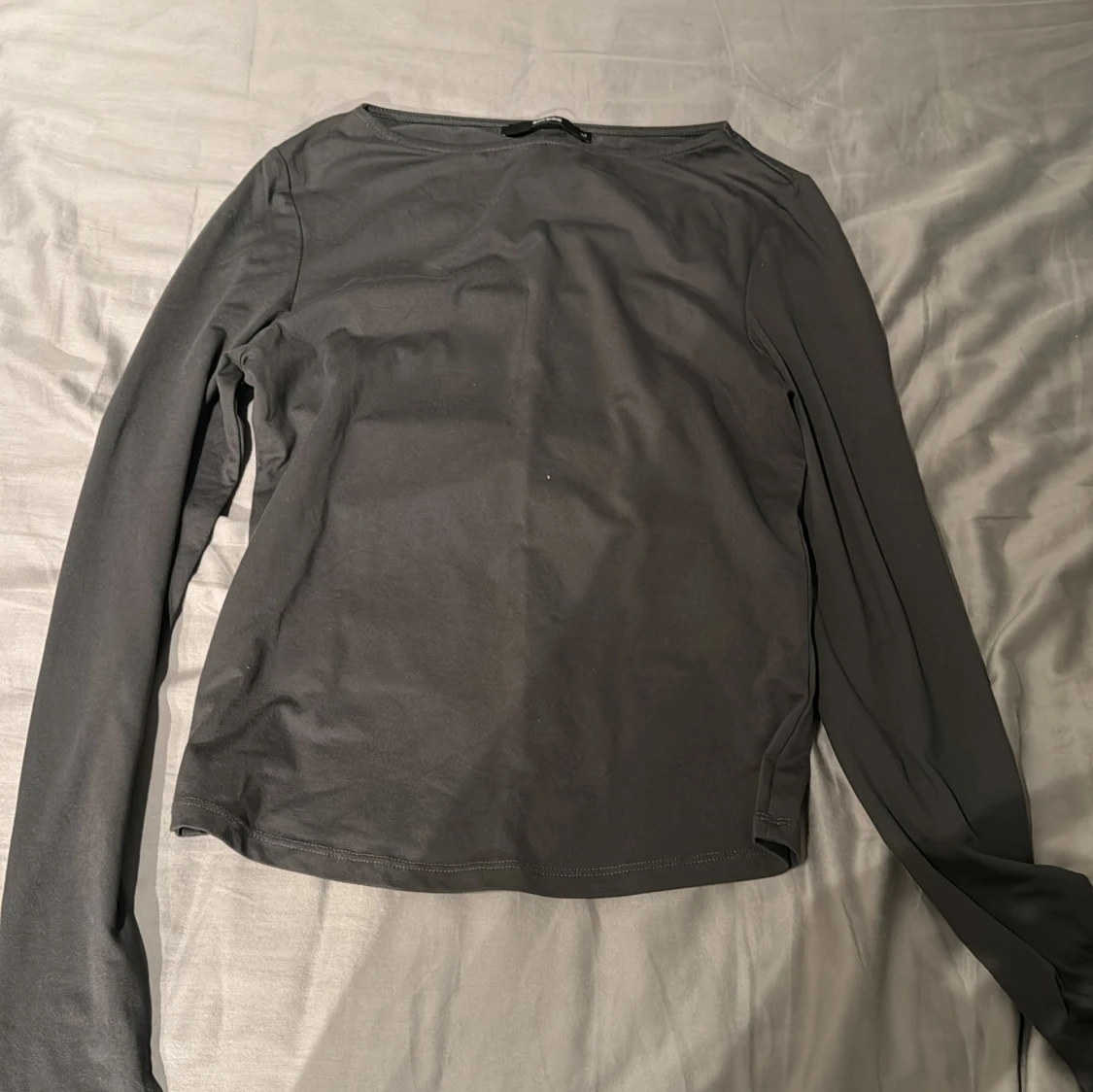 Mörkgrå långärmad topp från BikBok