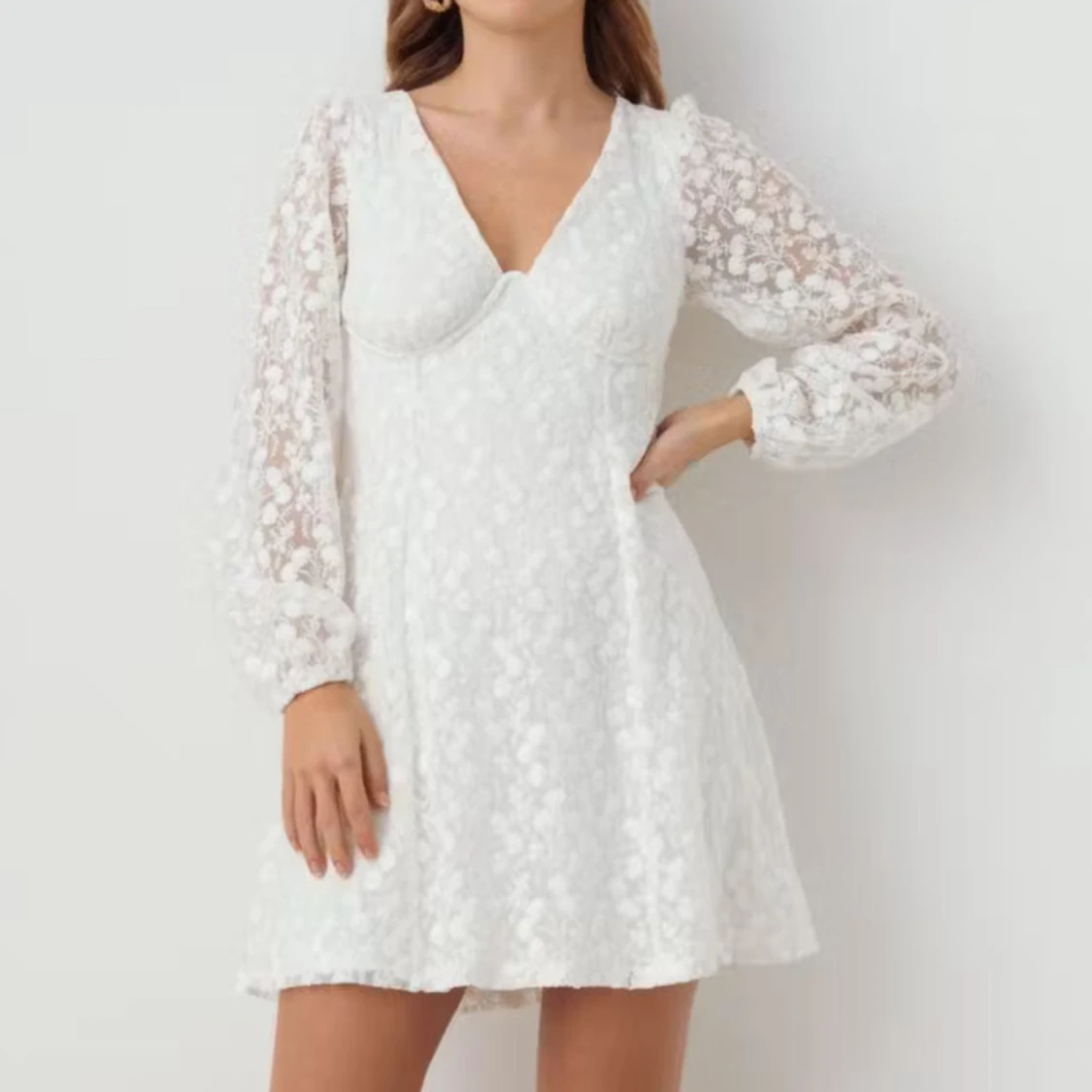 Vit blommig klänning