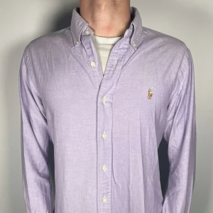 Ralph lauren skjorta - En riktig snygg och trendig Ralph lauren skjorta i fint skick, storlek S, slimfit, vid frågor är de bara att skriva // Gramenti 