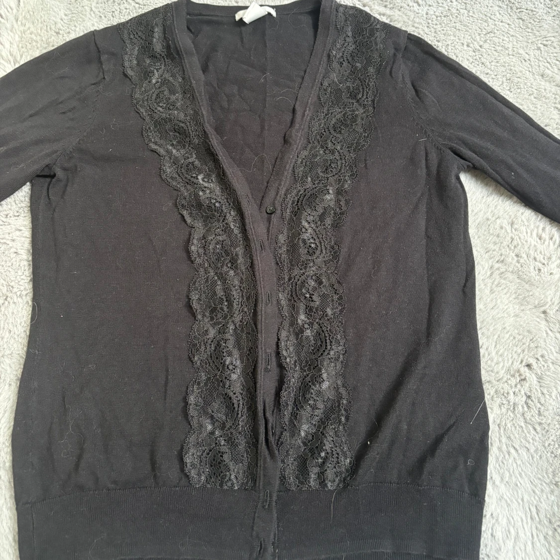 Svart kofta med spetsdetaljer - 2