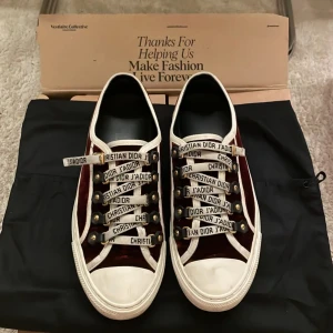 Christian Dior Walk’n skor  - tar ej emot bud skambud! 🩵Super fina skor från Christian Dior i modellen walk’n! Storlek 37 1/2 i vinröd färg i super fint skick! Kan mötas upp vid Karlaplan eller posta spårbart! Kvitto osv 🩵
