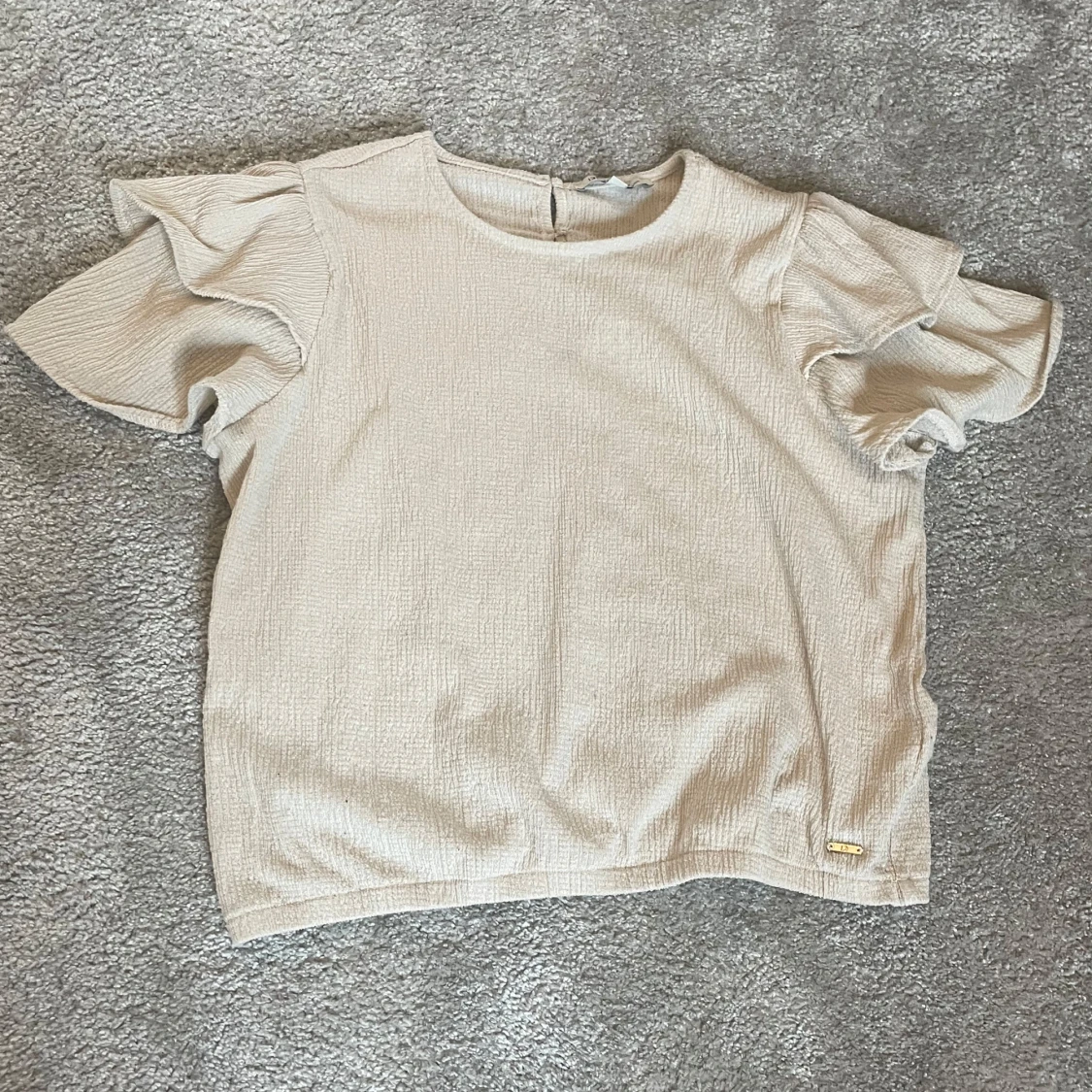 Beige blus med volangärmar 