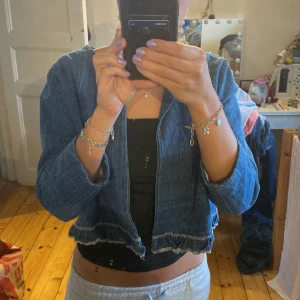 Jeans topp/jacka/kavaj - Säljer denna jättesnygga blå jeans toppen med söta volangdetaljer då den aldrig kommit till användning! Den är fodrad så jag använde den både som topp/kavaj men också jacka. Den är gjord av riktigt jeanstyg och är alltså i helt nyskick! storlek S. Bara att skriva vid frågor eller funderingar!💕