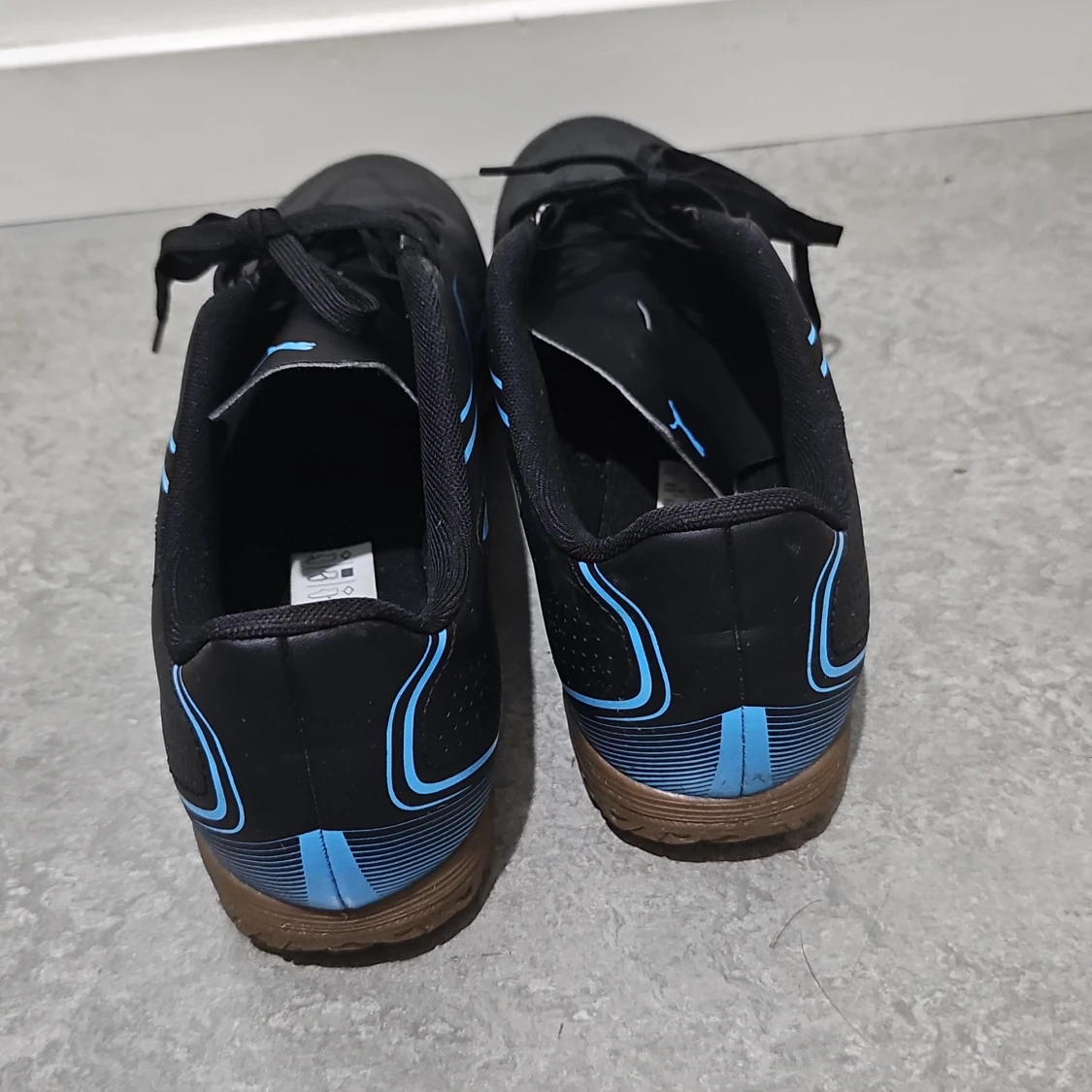 Svarta fotbollsskor från Puma med blå detaljer - 3