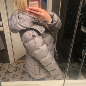 Ralph lauren jacka - Säljer min Ralph lauren jacka (äkta) i storlek m dam, jag har vanligt vis S i kläder men jackan är lite större så man kan ha en tjock teöja under!