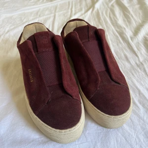 Vinröda sneakers från Axel Arigato - Säljer ett par vinröda sneakers från Axel Arigato i mocka  stl 37 