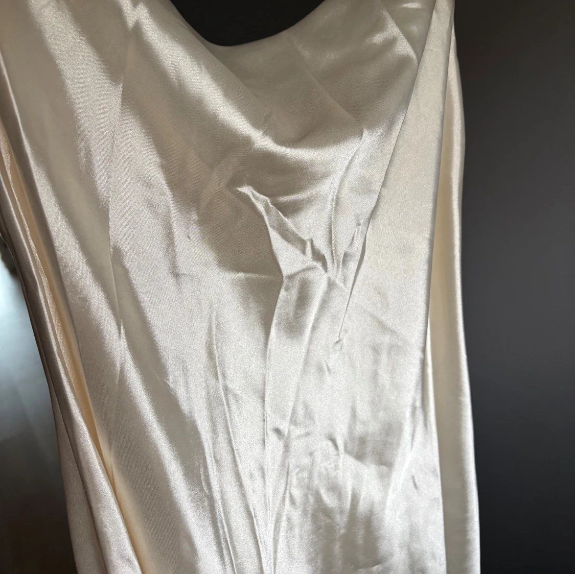 Champagnefärgad långklänning i satin - 2