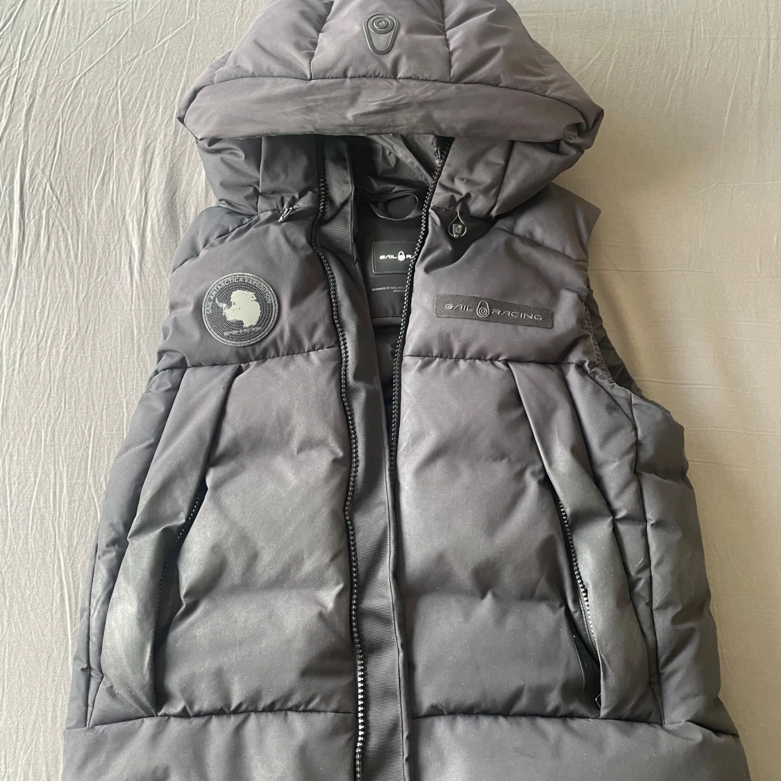 Grå dunväst från Sail Racing