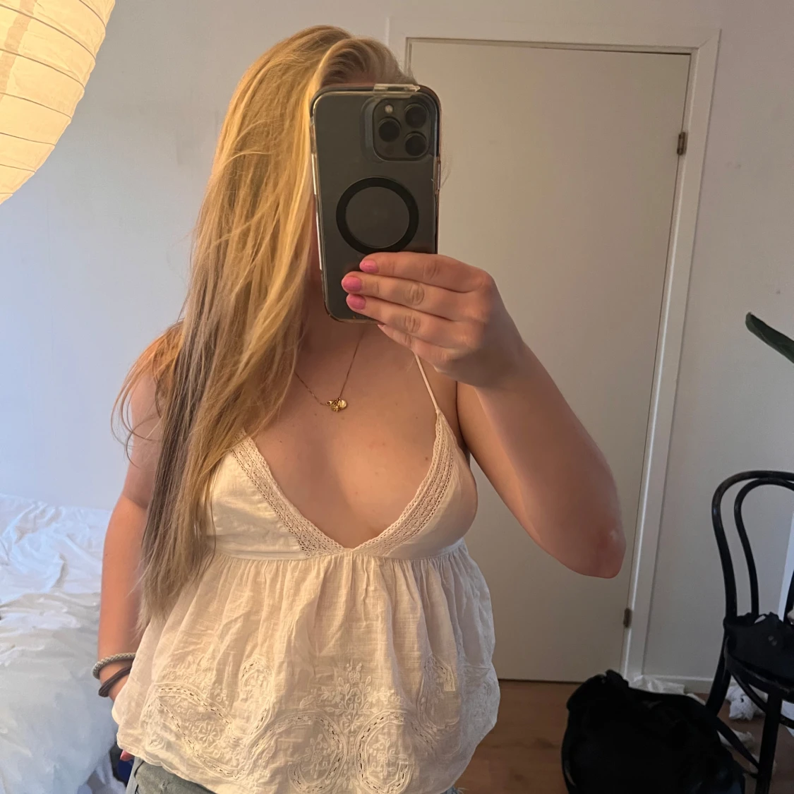 Vit broderad linnetopp med tunna axelband