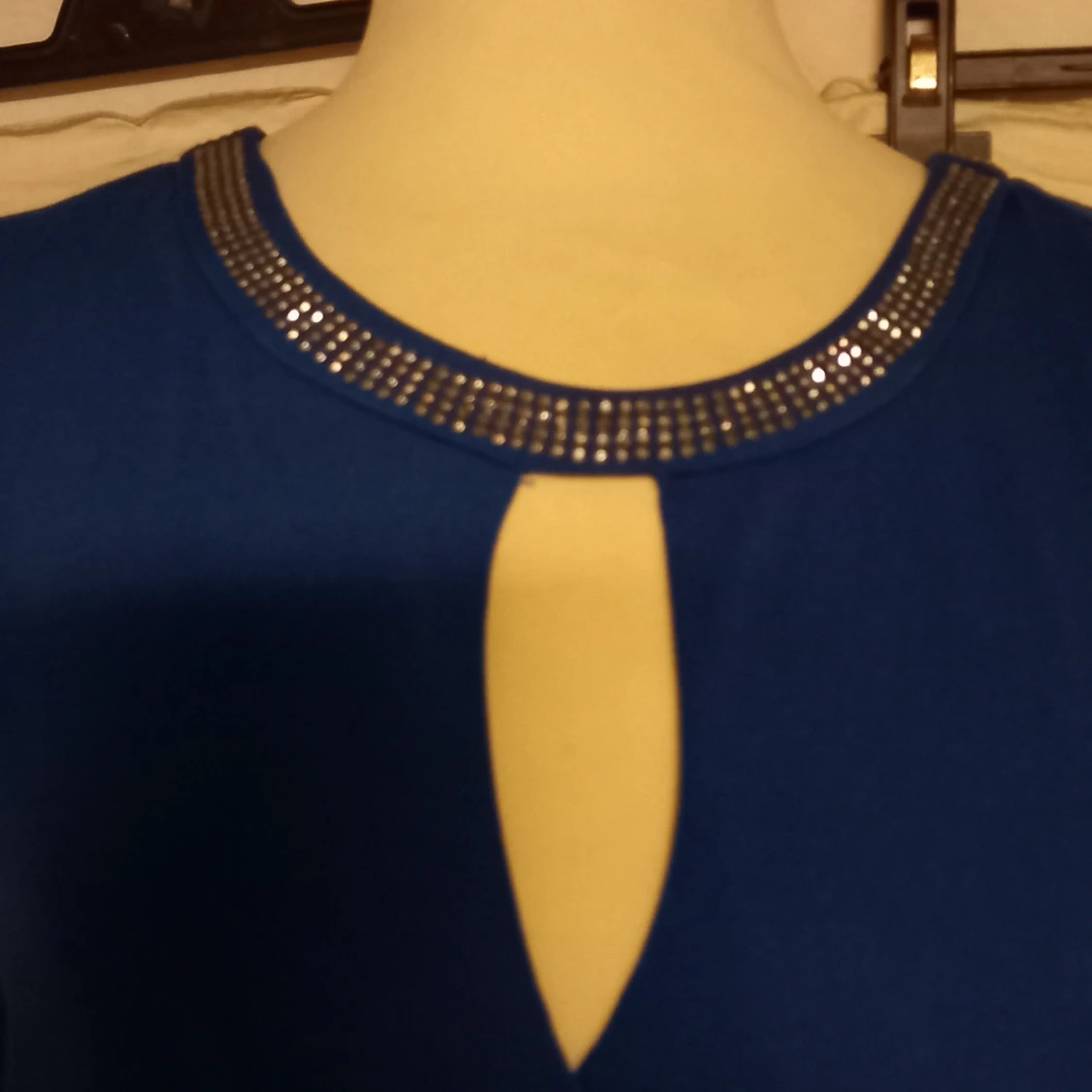 Blå klänning med glittrig krage från Happy Holly - 1