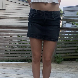 Svart jeanskjol med nitar - En supersöt svart minikjol med lite slitage och nitar 🖤