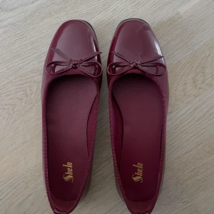 Vinröda ballerinaskor - Superfina ballerinaskor som aldrig är använda❣️