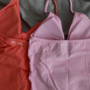 Dfyne impact top - Två toppar som efterliknar Dfyne i impact modellen! Båda två är i storlek S och säljs för 200 kr styckpris! Super snygga på och sitter som en smäck! De är helt nya och enbart testade, tyvärr var de lite för stora på mig. Skriv vid fler frågor ❤️OBS! Ljusrosa är såld endast den korall färgade kvar ❤️