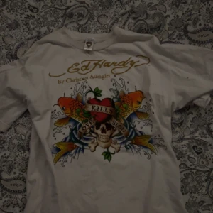  Ed Hardy t-shirt  - Sitter typ som storlek M beroende på hur man vill att den ska sitta går gärna ner i pris