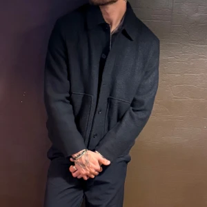 Mörkblå overshirt med krage - Stilren mörkblå overshirt med klassisk krage och knäppning framtill.  KNAPPT ANVÄND! ( ny pris 599kr ) 