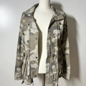 Camouflage jacka hollister  - Storlek s, fint skick.  Köp sker via köp nu, jag postar inom 24h. Kvar tills markerad såld 