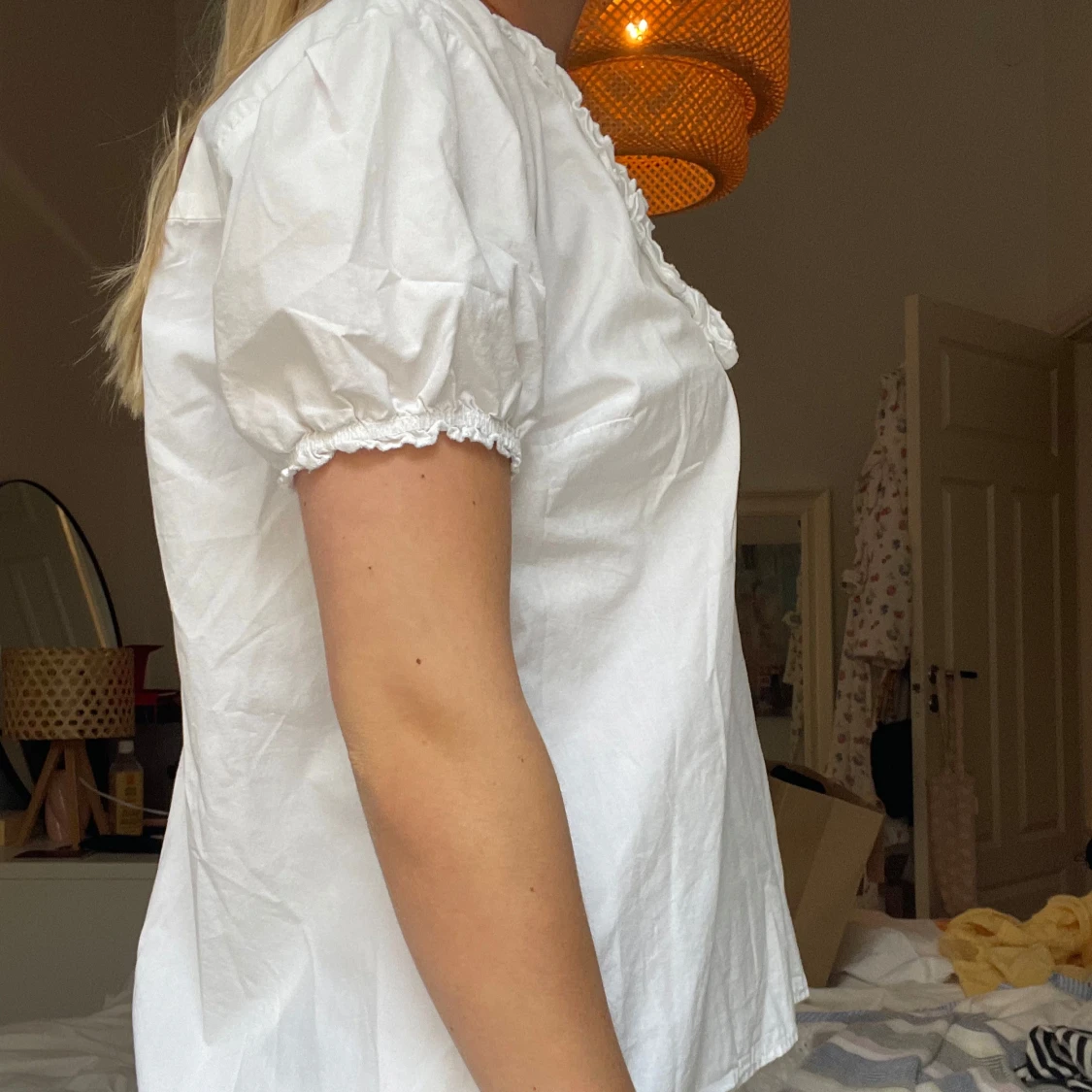 Vit blus med puffärmar och spetsdetaljer - 1