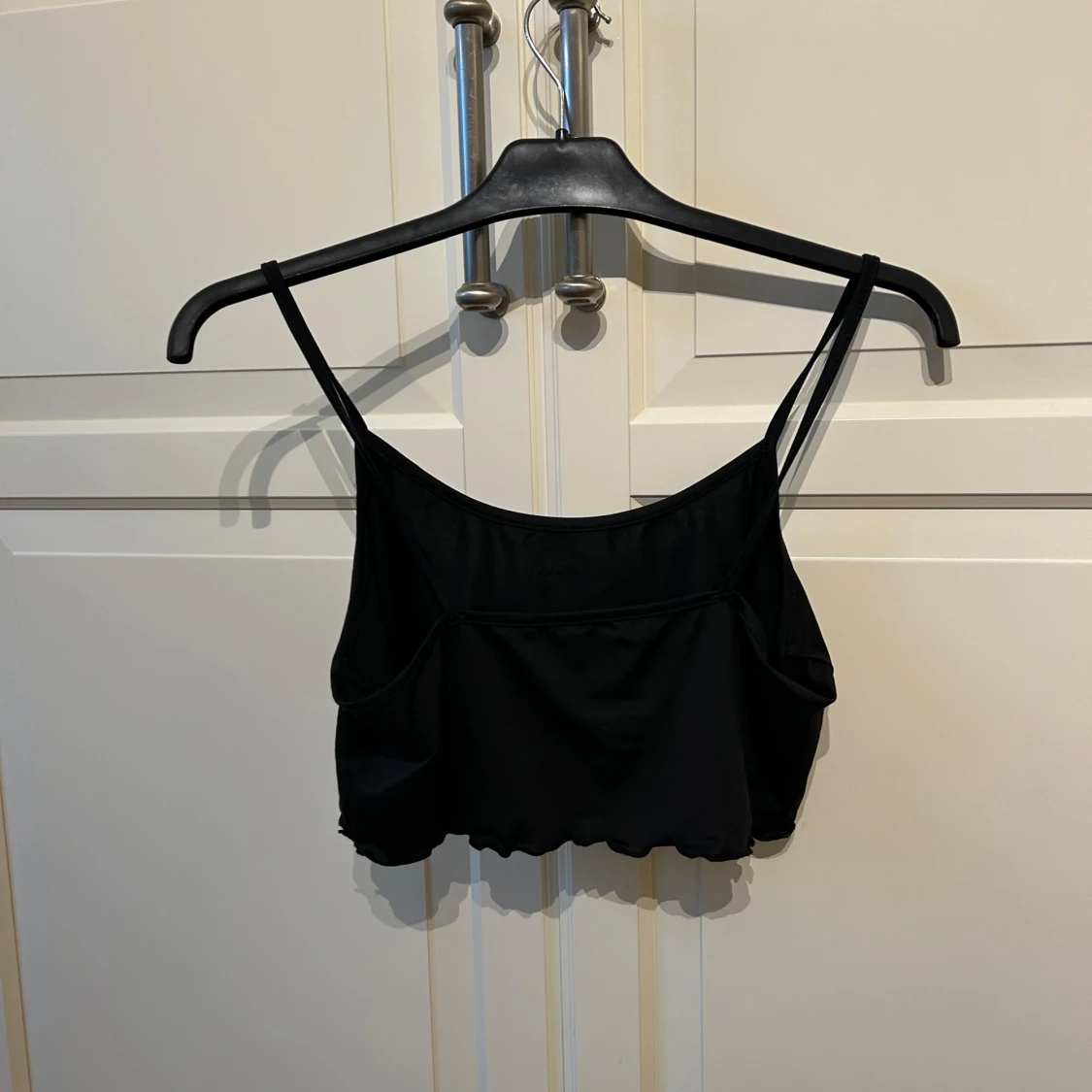 Svart croppad linnetopp med röd drake - 2