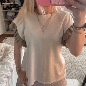 Blus - Så snygg blus/topp från Zara. Kan användas nästan överallt om man har tex med jeans eller på någon händelse!❤️