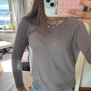 Grå långärmad tröja - jättefin typ stickad tröja från zara!! vet ej vad materialet heter men likt stickat!! knappt använd 