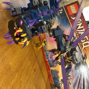 LEGO Ninjago - Bygg och lek med LEGO Ninjago! Setet innehåller en cool drake med lila detaljer och två minifigurer – en ninja och en skurk. Perfekt för dig som gillar action, äventyr och att skapa egna berättelser i Ninjago-världen.