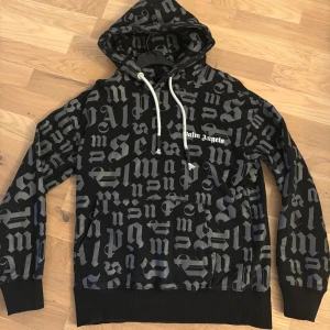 Palm angels hoodie  - Tröjan är helt fläck/hålfri och finns inga tecken på användning. Passar både small och medium, pris kan även diskuteras