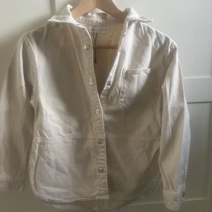 jeans jacka från Zara - Säljer en klassisk beige jeans jacka från Zara i storlek 140 (9-10 år). Skjortan har långa ärmar, bröstficka och knäppning framtill. Perfekt för en stilren look och enkel att matcha med olika outfits. Säljer då den är för liten för mig och har varit det ett tag. Den är knappt använd. Nypris är ca 400 och är köpt på Zara i London💗