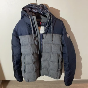 Moncler Antoine  - Moncler Antoine Size 3. Säkra vinterjackan redan nu för en bra slant! Motsvarar s/m i storlek, bytt dragkedja, enda nagativa är en liten fläck på ryggen (bild) men inget jag tänkt på. 1500!