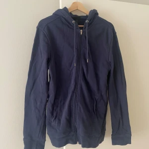 Mörkblå hoodie med dragkedja från H&M - Mycket bra skick