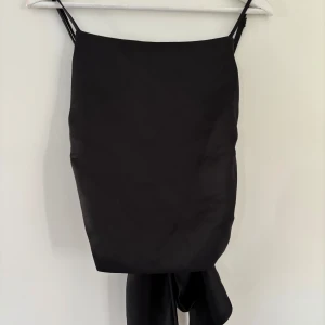 Svart Zara tröja - Säljer denna fina toppen då den inte kommer till någon användning🤍