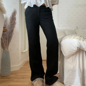Svarta linnebyxor - Skitsnygga byxor i 100% linne❤️❤️ står storlek 44 men så små i storleken, snarare som 38! Midjemått tvärs över: 40cm, innerbenslängd 87cm🍒